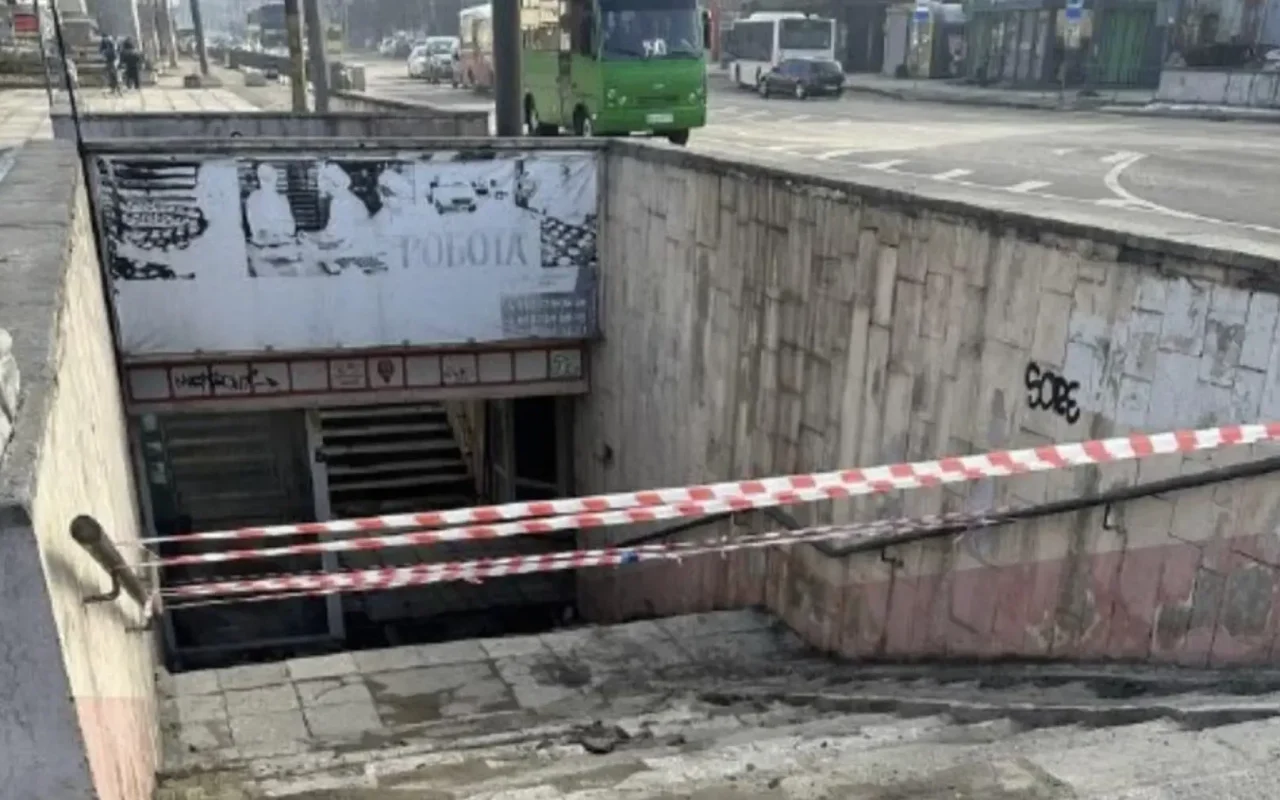 Львів: ремонтують аварійний вхід до підземного переходу