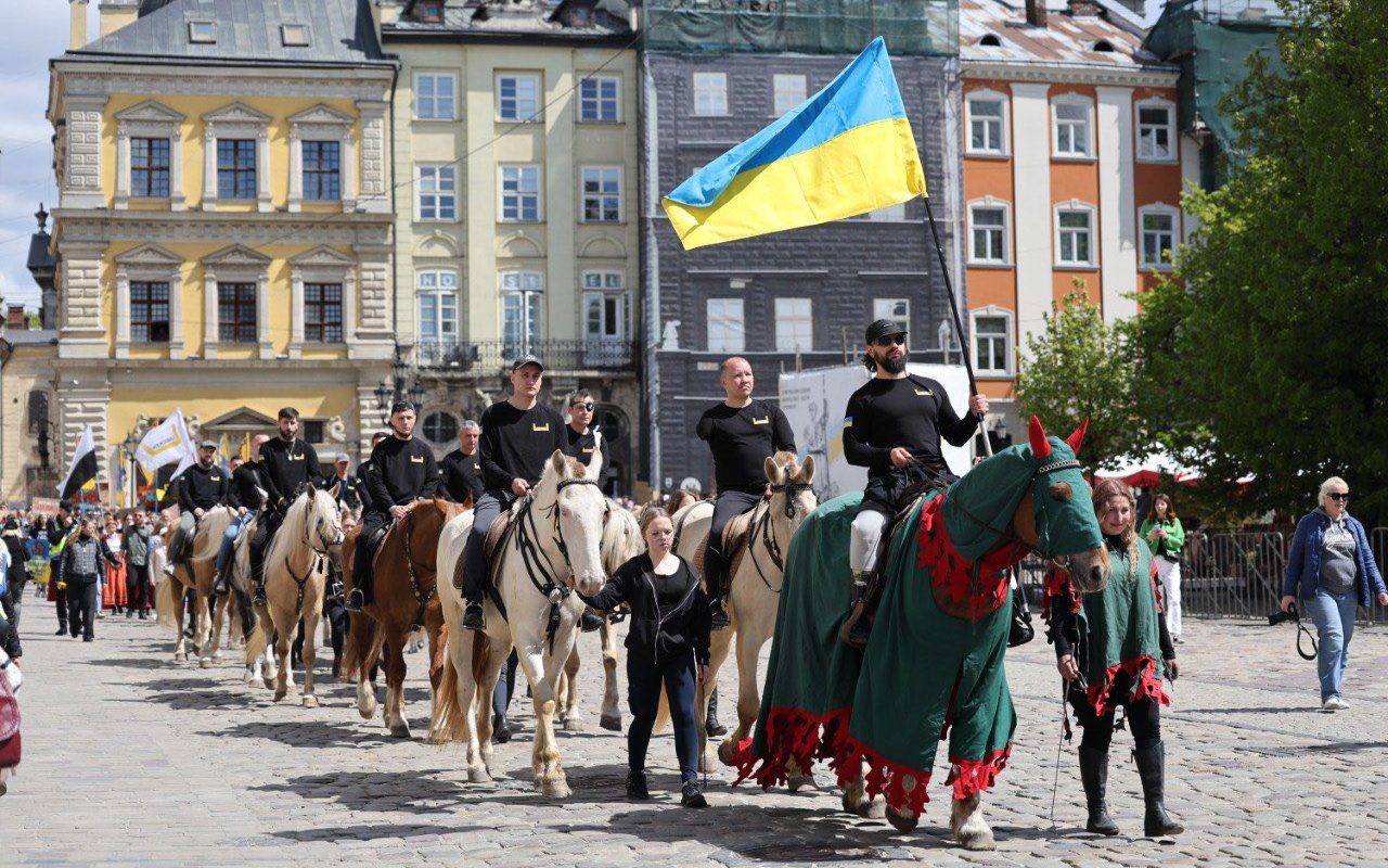 Львів святкує: церемонія винесення прапорів на площі Ринок