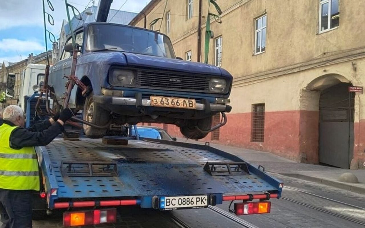 Евакуація у Львові: 6 закинутих авто виїхали