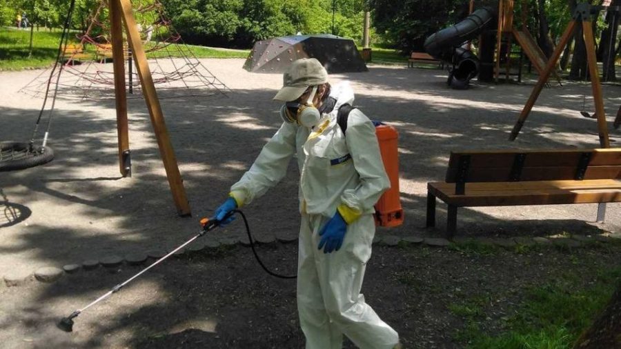 Львів: обробляють дитячі майданчики від кліщів