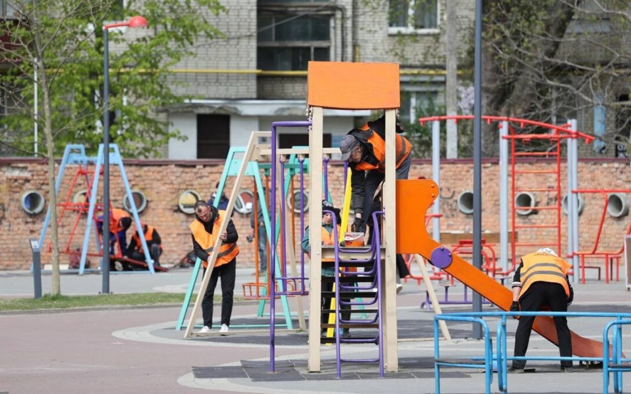 Львів оновлює дитячі майданчики: де проводять ремонт