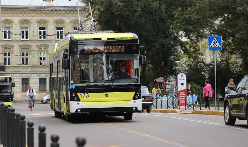 Порив колектора у Львові: як це вплинуло на рух тролейбусів