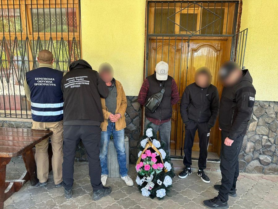 Львів'янин у похоронному вінку намагався втекти до Румунії