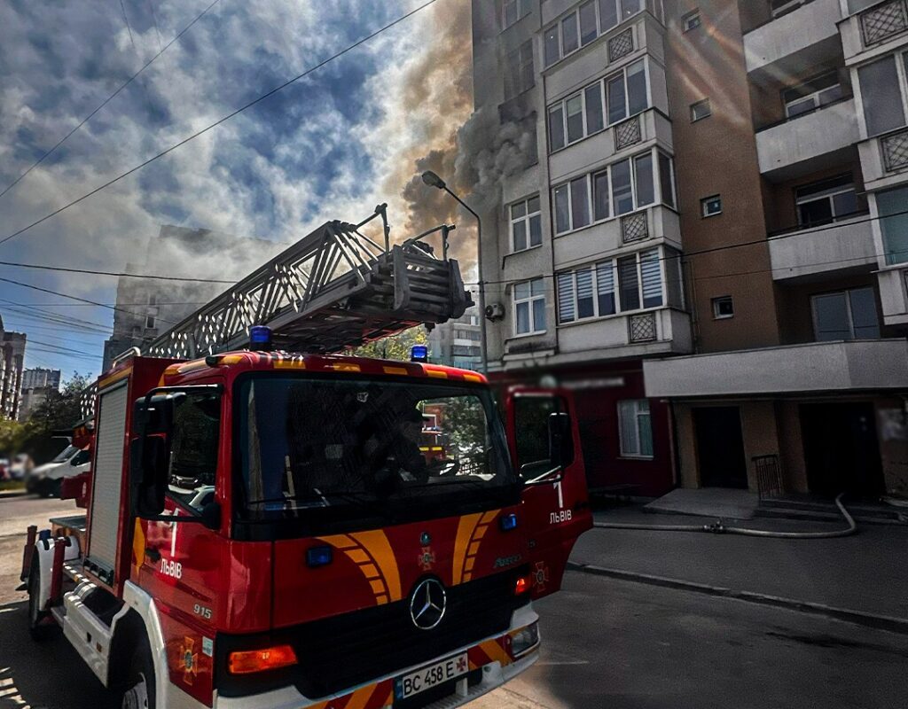 Львів: вогонь у десятиповерхівці на Варшавській