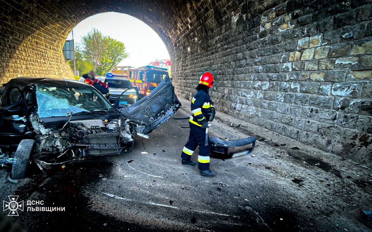 ДТП у Львові: водій Ford врізався у стіну