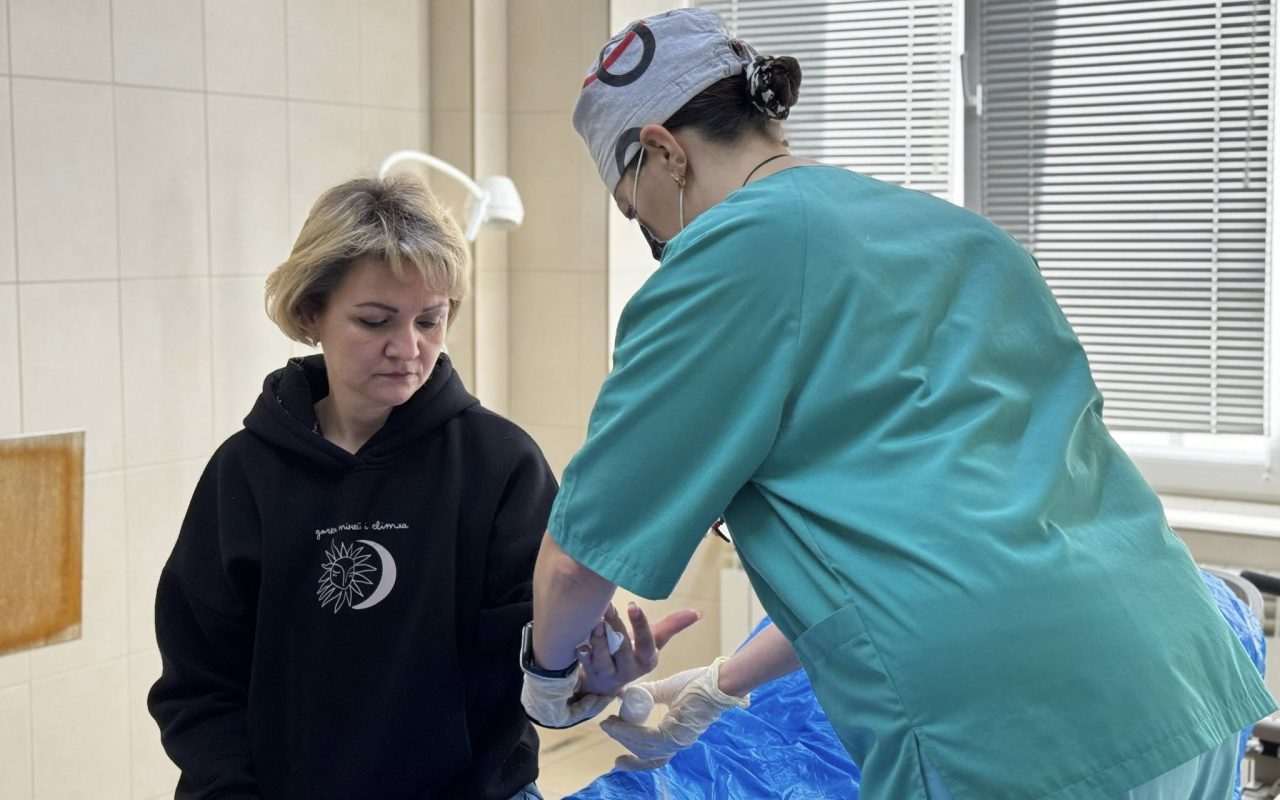 Львівська вчителька чудом врятувала пальці після травми на Кіпрі