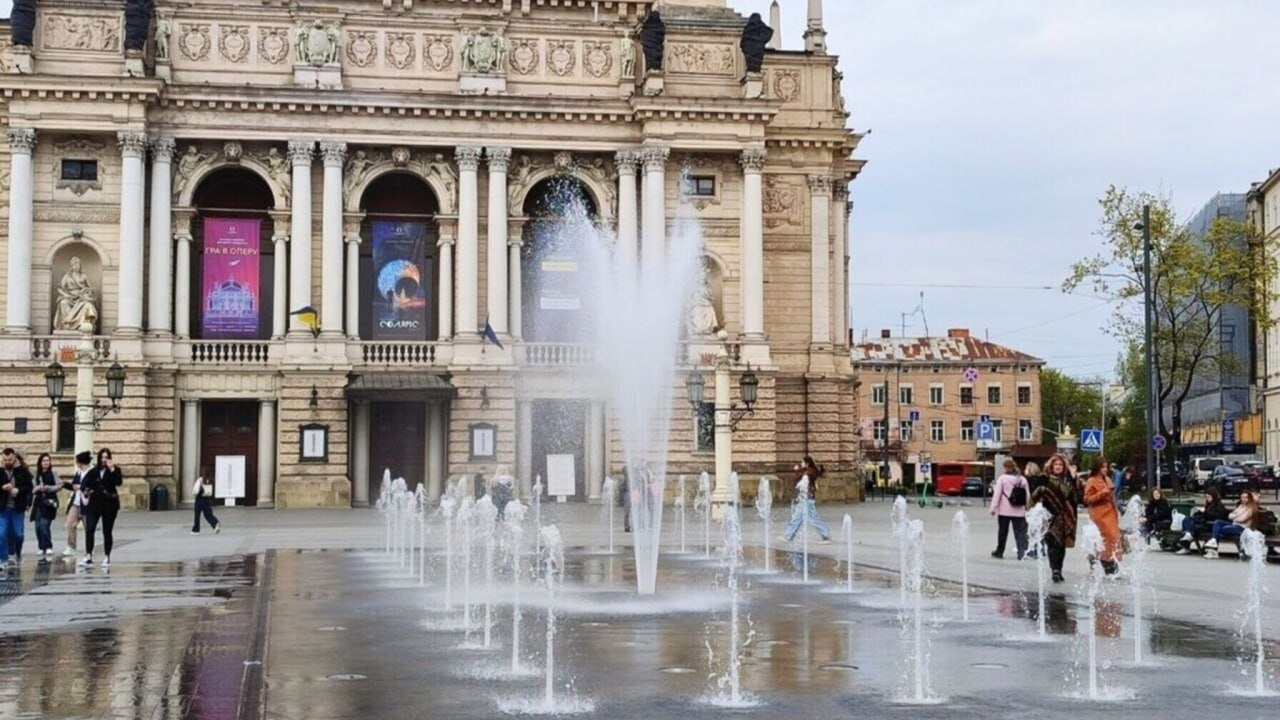 Фонтан біля Львівської опери тимчасово зупинить роботу